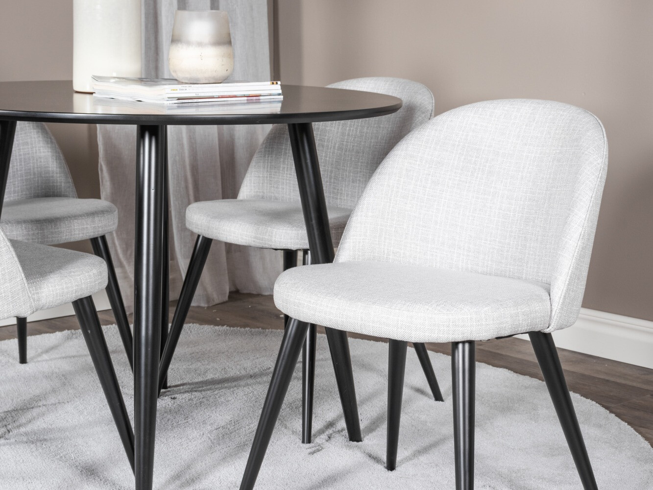 Set de mese Dallas 343 (Gri deschis + Negru)