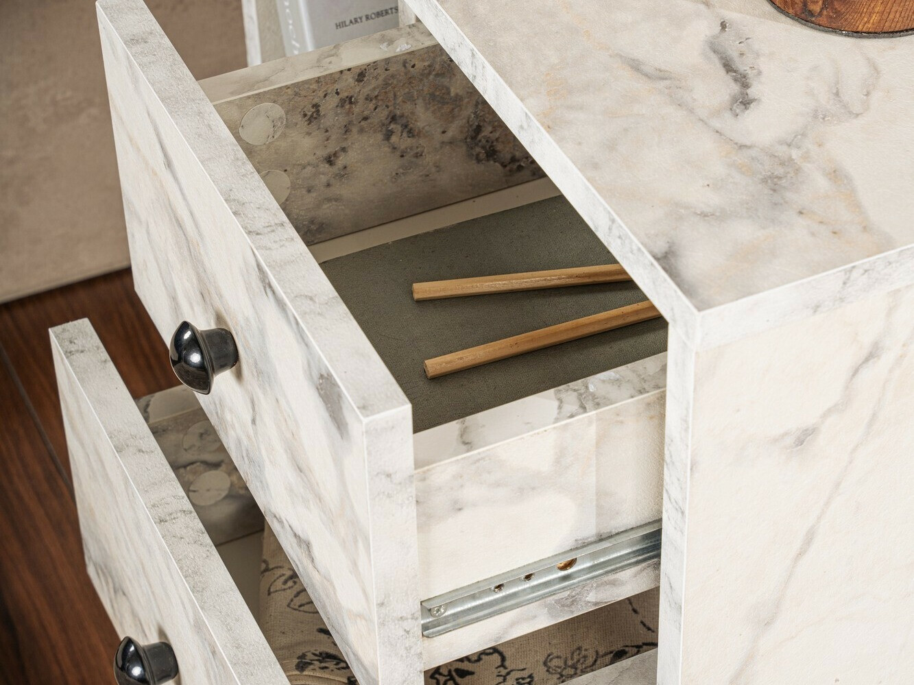 Noptieră Novato 109 (Marmură albă + Auriu)