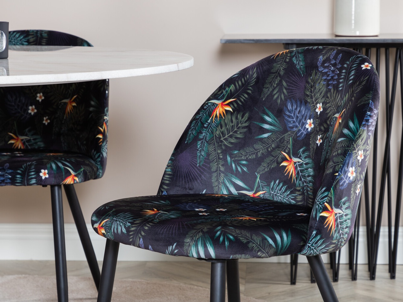 Set de mese Dallas 2572 (Negru + Model floral)
